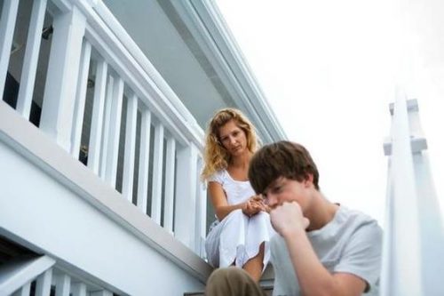 Parlare con un figlio adolescente: 5 cose da evitare
