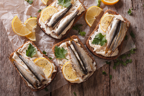 Le sardine non solo presentano alti valori di acidi grassi omega-3, ma sono anche alimenti ricchi di ferro