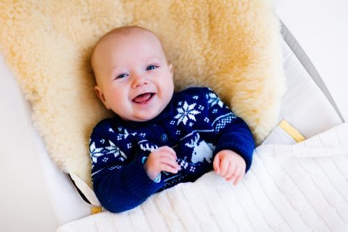 Neonato felice in un'amaca per neonati
