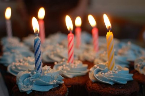 Cupcakes con sopra delle candeline
