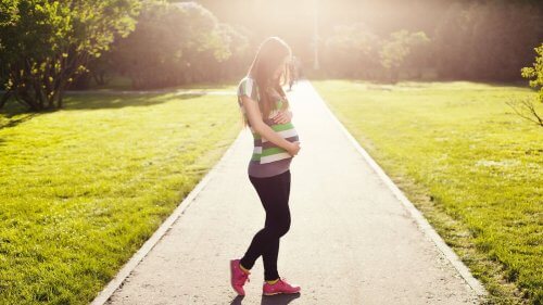 Camminare è uno dei migliori rimedi naturali per anticipare il parto