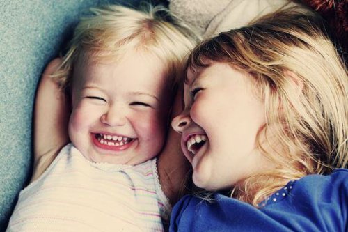 Insegnare ai bambini a sorridere è giusto perché comporta numerosi benefici