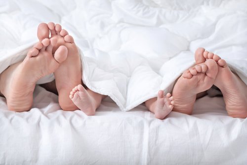 Lasciare dormire il neonato nel letto dei genitori: una scelta da fare insieme al partner.