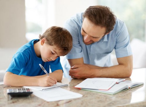 Padre aiuta il figlio con i compiti