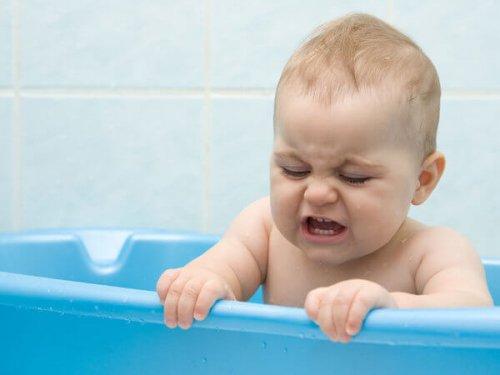 Neonato fa il bagnetto nella vasca