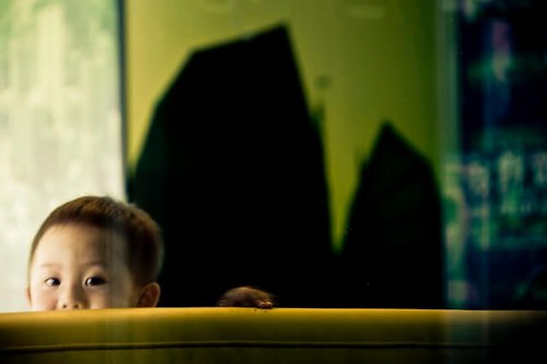 Bambino introverso si nasconde