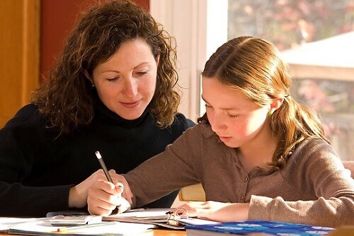 Madre sorveglia la figlia mentre fa i compiti