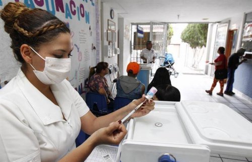 Infermiera prepara una siringa