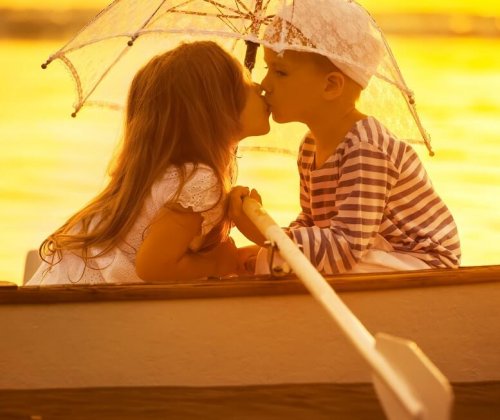 Se vi chiedete se i bambini si innamorano, la risposta è che, in realtà, stanno imitando gli adulti