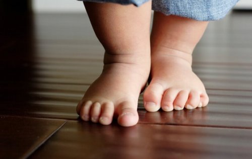 Normalmente, è il bambino che sente l'impulso spontaneo di iniziare a camminare e muovere i suoi primi passi