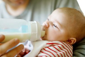 La quantità di latte raccomandata a seconda dell'età del bebè