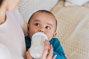 Latte per neonati: 4 tipi e le loro caratteristiche