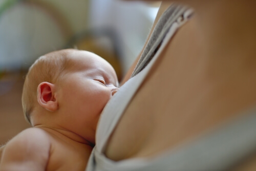 Neonato viene allattato al seno
