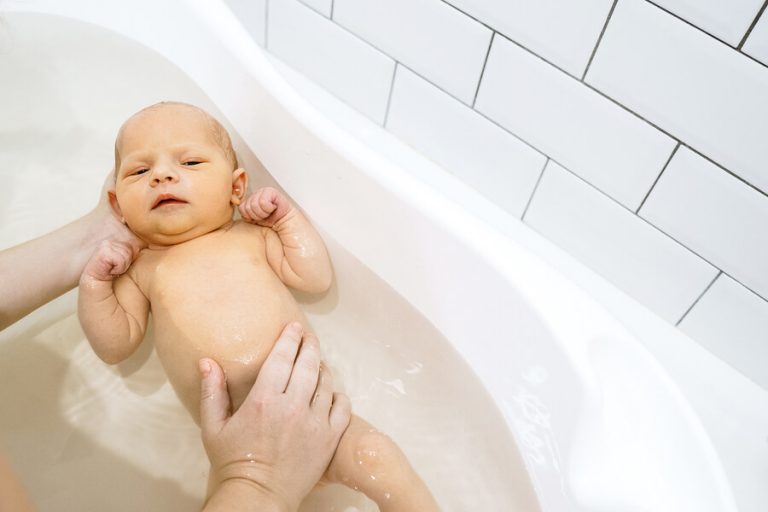 Lavare il bebè: ogni quanto si deve farlo