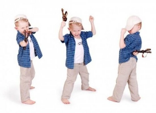 Bambino gioca con la fionda