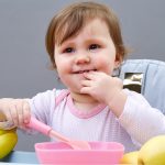 Insegnare ai bambini a mangiare da soli e usare le posate