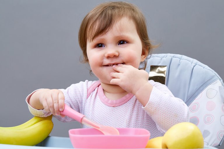 5 suggerimenti per insegnare ai bambini a mangiare da soli