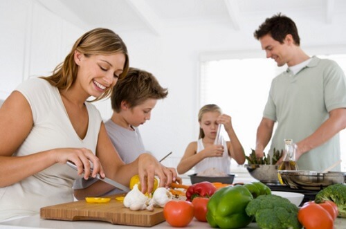 I bambini aiutano a preparare la cena