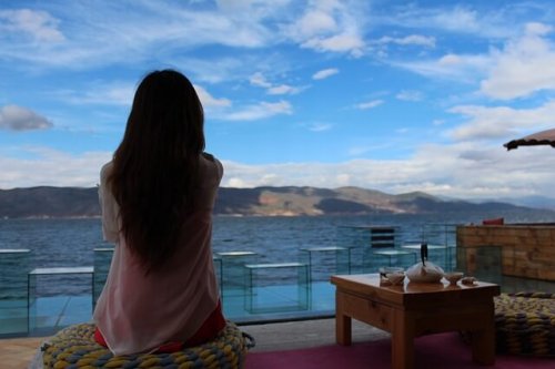 Ragazza osserva il mare
