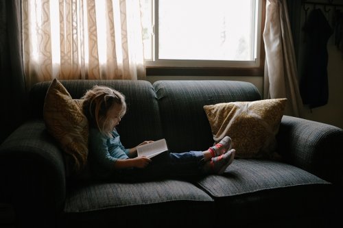 Uno dei modi per instillare l'amore per la lettura nei bambini è mettere in scena la storia appena letta