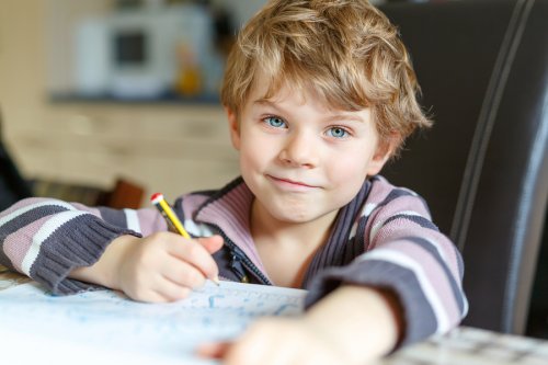 Bambino fa i compiti in sala