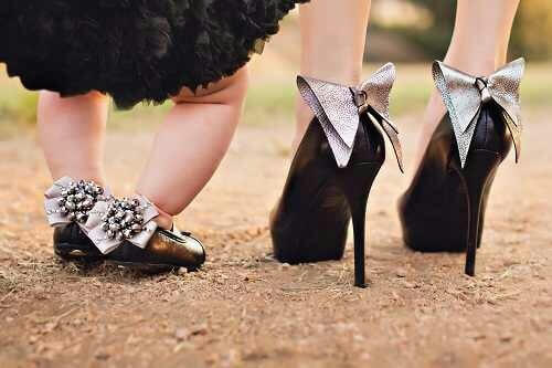 Mamma e figlia con le scarpe coordinate