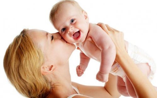 Mamma solleva il figlio e lo bacia