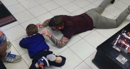 Padre gioca per terra con il figlio