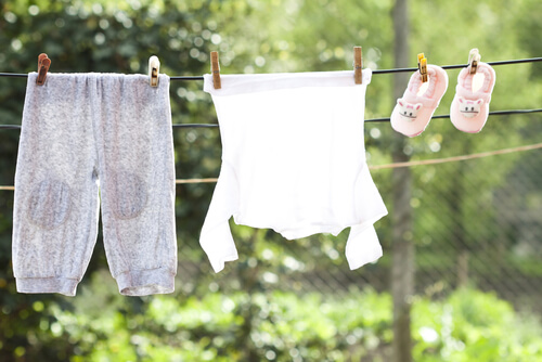 Per eliminar le macchie di pittura dai vestiti si consiglia di lavarli subito