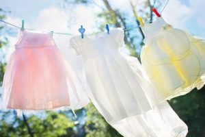 5 trucchi per eliminare le macchie di pittura dai vestiti