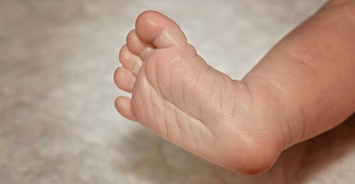Bambini scalzi: ecco tutti i benefici per i piccoli