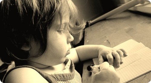 Scrivere a mano stimola lo sviluppo psicomotorio dei bambini