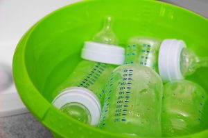 Sterilizzare i biberon: come fare?