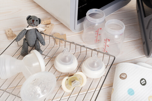 Esistono diversi metodi efficaci per sterilizzare i biberon
