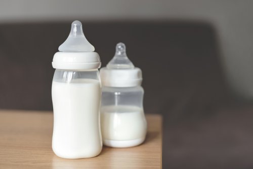 Sterilizzare i biberon è necessario perché, alla nascita, il sistema immunitario dei bebè non è ancora del tutto sviluppato