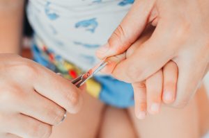Tagliare le unghie al bebè: 4 trucchi utili