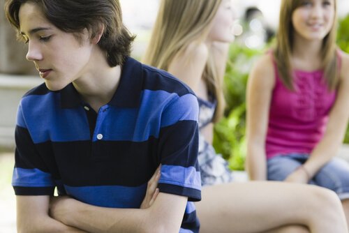 Gli adolescenti che hanno una bassa autostima di sé si sentono rifiutati dagli altri. 