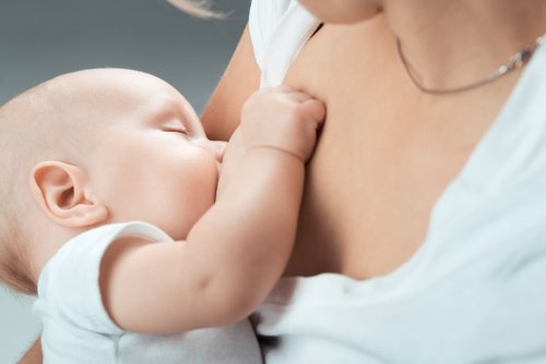 Un allattamento corretto previene il pericolo che al bambino vada il latte di traverso