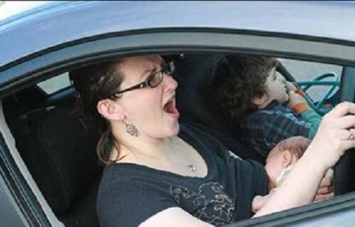 Allattare il bebè quando siamo alla guida dell'auto è estremamente pericoloso