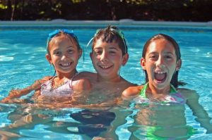 Norme di sicurezza per andare in piscina con i bambini