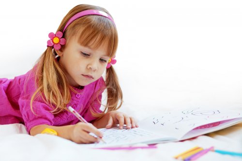 Bambina che colora
