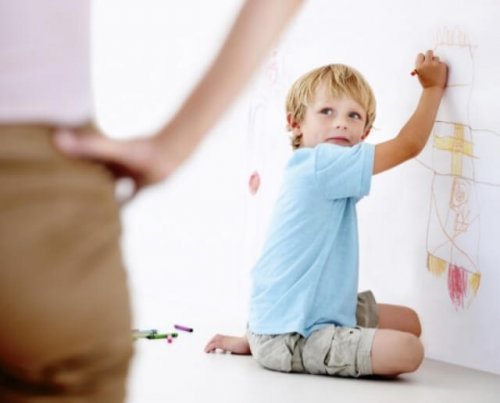 Bambino disegna sui muri