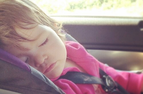 Non bisogna mai lasciare i bambini soli dentro l'auto