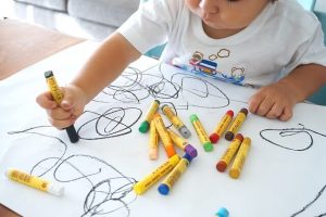 L'importanza di incoraggiare l'arte dentro casa
