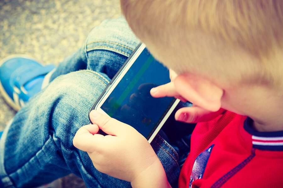 A che età i bambini dovrebbero avere il cellulare? Non prima dei 12 anni, a causa del gran numero di pericoli a cui possono venire esposti
