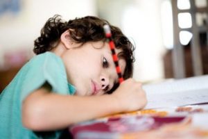 6 consigli per insegnare al bambino a fare i compiti da solo