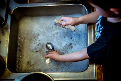 Bambino che lava i piatti educare bambini responsabili