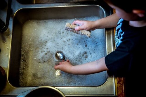 Bambino che lava i piatti educare bambini responsabili