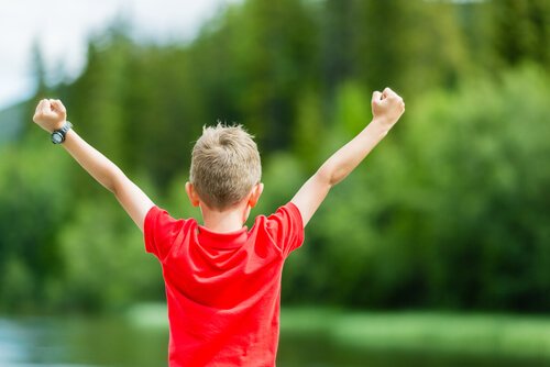 Insegnargli a volersi bene e valorizzarsi è una delle lezioni più importanti che potete dare a vostro figlio