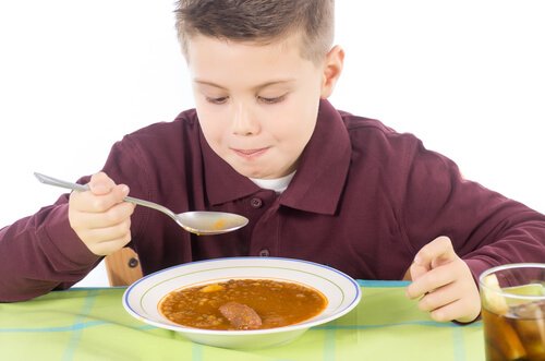 Bambino che mangia lenticchie